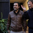 Pablo Iglesias y Alberto Garzón llegan a la Sala Mirador, en Madrid, para presentar su acuerdo de coalición.-JOSE LUIS ROCA