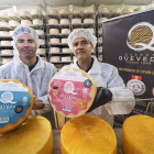 Ricardo y Jesús Quevedo con un surtido de quesos que elaboran en Valoria la Buena (Valladolid).-M. A. SANTOS