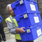 Un operario carga las urnas electorales en un camión en la jornada anterior a la celebración del referéndum.-Foto: EFE