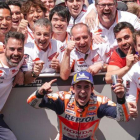 Marc Márquez (Honda) celebra con todo su equipo su triunfo en Francia.-ALEJANDRO CERESUELA
