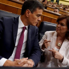 El jefe del Ejecutivo, Pedro Sánchez, y la vicepresidenta, Carmen Calvo, en sus escaños.-JOSE LUIS ROCA