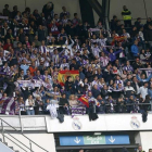 Aficionados desplazados desde Valladolid, ayer, en las gradas del estadio Santiago Bernabéu.-PHOTO-DEPORTE