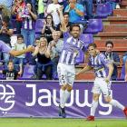 Hervías celebra con Míchel (21) el gol de falta que abrió el marcador ante Osasuna.-J.M. LOSTAU