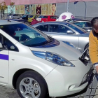 El taxista Roberto San José con su Nissan Leaf cien por cien eléctrico reposta en el CDO Covaresa.-E. M.