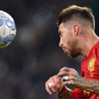 Sergio Ramos cabecea durante el Italia-España disputado en Turín.-AFP / GIUSEPPE CACACE