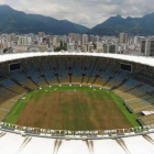 El estadio de Maracaná, con el césped amarillento por el abandono, también tiene la luz cortada por impago.-AFP / VANDERLEI ALMEIDA
