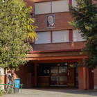 La imagen de Francisco Giner de los Ríos preside la entrada del colegio que lleva su nombre en Huerta del Rey.- J.M. LOSTAU