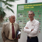 El consejero de la Junta Santonja y Lale Cubino, director de la Vuelta a Castilla y León, junto al cartel de la ronda. / ICAL