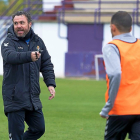 El entrenador blanquivioleta Sergio realiza una indicación durante el entrenamiento de ayer.-PABLO REQUEJO