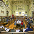 Pleno en el Ayuntamiento de Valladolid, con el crucifijo que preside el salón.-E. M.
