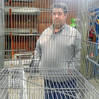 José Luis Sánchez posa tras una de las jaulas que fabrica DiVal, en la localidad abulense del Hoyo del Espino.-A. GARCÍA