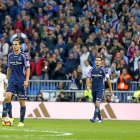 Moyano, a la izquierda, arenga a sus compañeros tras la derrota; a su lado pasan Ünal, Olivas y Míchel.-PHOTO-DEPORTE