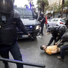 La Policía Nacional ha intentado desalojar a las personas concentradas ante el colegio electoral Ramon Llull.-FERRAN NADEU