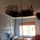 Falso techo desprendido de una habitación del Hospital Clínico-El Mundo