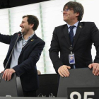 Toni Comín y Carles Puigdemont, en el Parlamento Europeo.-FREDERICK FLORIN / AFP