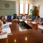 Pilar Vicente, Teresa López, Agapito Hernández, Salvador Arpa y Héctor Gallego (primero y segundo por la derecha), en la constitución de la comisión de investigación.-E. M.