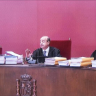 El tribunal que ha emitido la sentencia del 9-N, encabezado por el presidente del TSJC, Jesús María Barrientos (en el centro).-FERRAN SENDRA