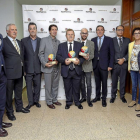 El consejero de Sanidad, Sáez Aguado, posa con los galardonados en los Premios de Salud Mental de Castilla y León.-ICAL
