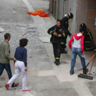 Varios vecinos del inmueble afectado por una explosión de butano en la calle San Lázaro en el centro de Ponferrada (León), regresan a sus casas después de las tareas de limpieza realizadas por los bomberos-Ical