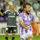 Jose celebra su primer gol con el equipo profesional, ante la decepción del ex blanquivioleta Peña.-J. M. LOSTAU