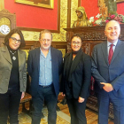 Manuel Saravia y Antonio Gato, ayer en el Consistorio, con representantes alemanas de la ‘Better Transport’.-ICAL