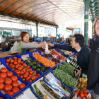 El candidato a la Presidencia de la Junta de Castilla y León, Pablo Fernández, visita el mercado de la plaza de España, donde se entrevista con los comerciantes-ICAL