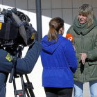 La afectada Rebeca afirma que hicieron una «pamema» en la falsa incineracíón de su marido.-J.M. LOSTAU