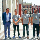 Óscar Puente junto a los Rockcampers, Héctor Miguel Paramio, Alfredo Mayo y Javier Miralles en el balcón del Ayuntamiento.-EL MUNDO