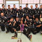 Los jugadores del CPLV Valladolid posan con la copa de campeones tras derrotar ayer al Espanya Mallorca en Bilbao.-EM