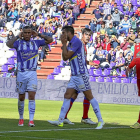 De Tomás y Álex Pérez se lamentan tras una ocasión desaprovechada en el partido disputado ayer en Zorrilla.-MIGUEL ÁNGEL SANTOS