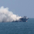 Imagen de la embarcación militar tras el impacto del misil este jueves.-Afp
