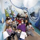 El director del colegio, Alberto Rodríguez, posa junto a los alumnos en el pasillo decorado con dibujos relacionados con el mar.-REPORTAJE GRÁFICO:J.M. LOSTAU