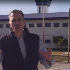 Fotograma de un vídeo electoral de Vox. El secretario general de la formación, Javier Ortega Smith, ante el Centro Penitenciario de Algeciras.-VOX