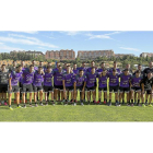 Jugadores, técnicos e integrantes de los servicios médicos del Real Valladolid, ayer, antes de comenzar el primer entrenamiento de pretemporada.-MIGUEL ÁNGEL SANTOS