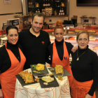 Cuatro hermanos de la familia García Fernández con algunos de los platos.-L.P.