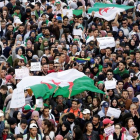 Los estudiantes participan en una protesta para denunciar una oferta del presidente Abdelaziz Bouteflika, en Argelia.-RAMZI BOUDINA / REUTERS