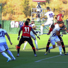 Alende se dispone a cabecear el balón, procedente de un córner, en la jugada que supuso el primer gol del partido.-PHOTO-DEPORTE