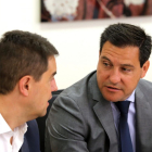Los procuradores del PP Raúl de la Hoz y Ángel Ibáñez (I) durante la Junta de Portavoces del Parlamento Autonómico.-RUBÉN CACHO / ICAL