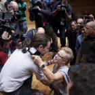 El candidato de Podemos Pablo Iglesias escucha a una simpatizante ante la nube de fotógrafos, antes de comenzar el acto en el Miguel Delibes.-J. M. Lostau