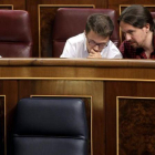 Pablo Iglesias e Íñigo Errejón conversan durante el pleno del Congreso.-JOSE LUIS ROCA