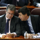 Ignacio González y Francisco Granados charlando en la Asamblea de la Comunidad en 2010.-EL PERIÓDICO