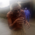 Un anciano camina por las calles de Aparri mientras azota el tifón Mangkhut en la provincia de Cagayan.-FRANCIS R. MALASIG (EFE)