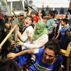 Represión de la policía china a una manifestación de mujeres uigures, en julio del 2009.-AFP