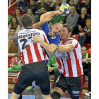 Sorrentino frena con una falta el lanzamiento de Diego Camino.-PHOTO-DEPORTE