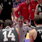 Iñaki Martín da instrucciones a su equipo en un tiempo muerto.-J. C. CASTILLO