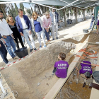 El alcalde de Valladolid, Óscar Puente, junto a algunos miembros del Gobierno municipal y del PSOE regional observando los trabajos en la fosa.-J.M. LOSTAU