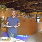 Quico Requejo sostiene uno de sus pescados en el interior del restaurante de La Maruquesa. - E.M.
