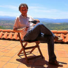 Fernando Maíllo se dispone a catar un vino de su bodega en la terraza de las instalaciones.-M.T.