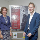 a consejera de Cultura y Turismo, María Josefa García Cirac, y el nuevo director titular de la Orquesta Sinfónica de Castilla y León, Andrew Gourlay, posan en una sala del Centro Cultural Miguel Delibes.-J.M. Lostau
