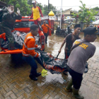 Equipos de rescate trasladan un cadáver, en Carita (Indonesia), tras el tsunami.-AFP